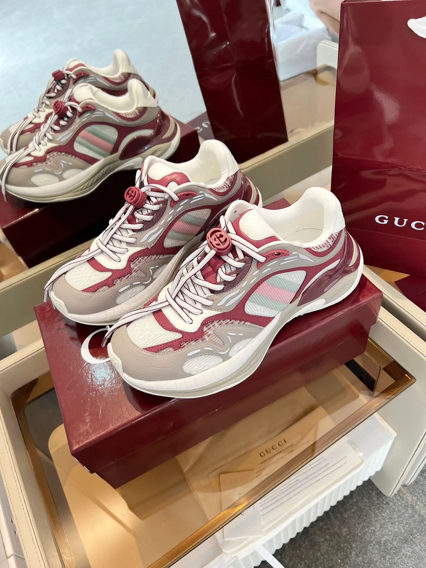 p900💰Men's shoes ❤️Gucci series 2.0 sneakers are made with heavy investment❤️‍🔥❤️‍🔥❤️‍🔥Renewed interpretation of the brand's iconic striped webbing elements😍😍When retro genes collide with futuristic design🎊🎊This new pair of Gucci shoes directly reaches the trend threshold💥 ✔️Color caron contrasting color + classic stripes, GG reflective piping, good visual impact, with high-light filter when out on the street ✔️Multi-layer structure of different materials, mesh breathability, leather shaping, outsole EVA foam and TPU combination😍😍😍Fashion and practicality are both online ✔️ The details are double G midsole + iconic double G lock shoelaces, the retro DNA is crazy and restless, and every step is based on the trendy aesthetic❤️❤️❤️❤️ Matching size: Male 39-45
